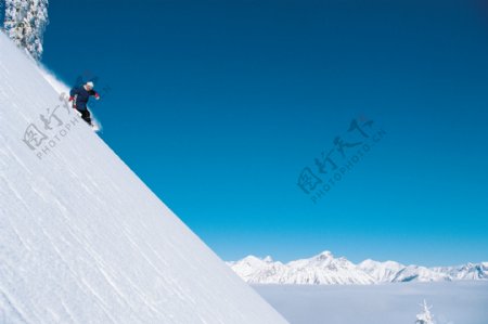 快速下滑的滑雪运动员高清图片