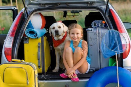 坐车旅游的小女孩和狗图片