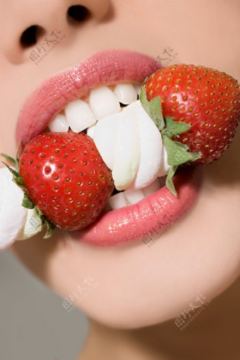 被牙齿咬住的草莓棉花糖图片图片