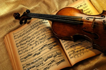 乐谱与小提琴图片