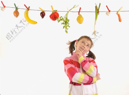小女孩与蔬菜水果图片