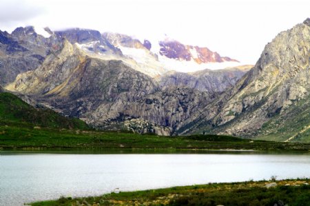 湖泊雪山风景图片