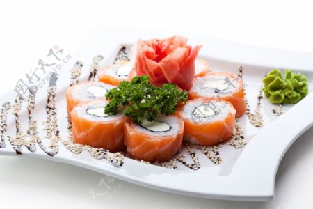 盘子里的三文鱼寿司图片
