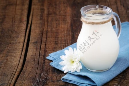 鲜奶与花朵图片