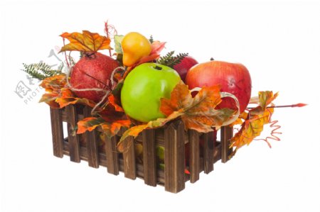 木框里的水果和秋天叶子图片