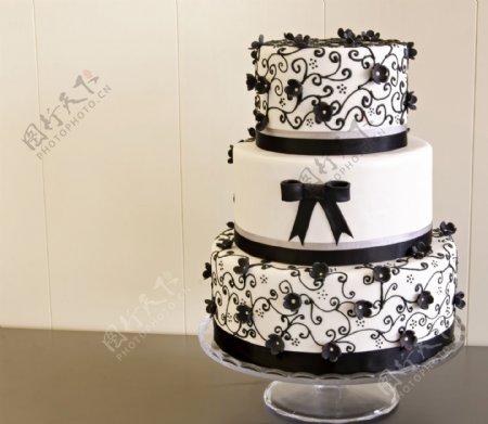 黑花纹婚礼蛋糕图片