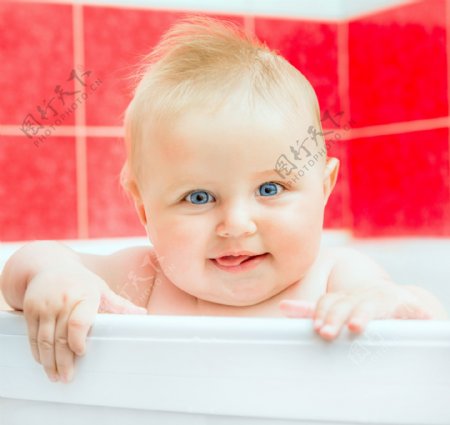 浴缸里的外国宝宝图片