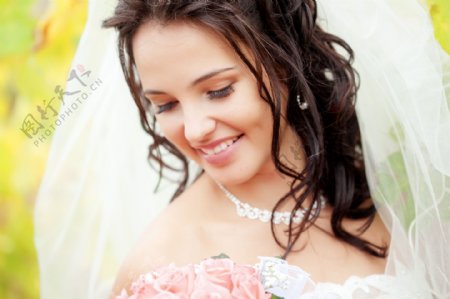 低头微笑的新娘图片