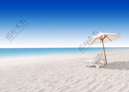 沙滩上的休闲椅和遮阳伞