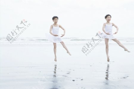 沙滩上跳芭蕾舞的小女孩图片