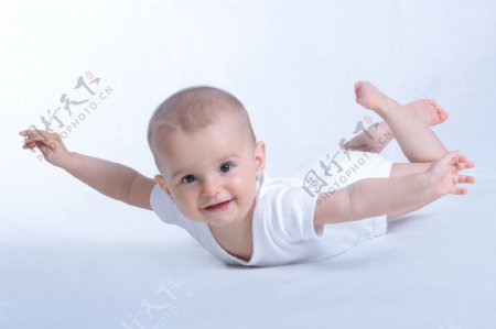飞行姿势的男宝宝图片