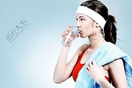 健身完喝水的美女图片