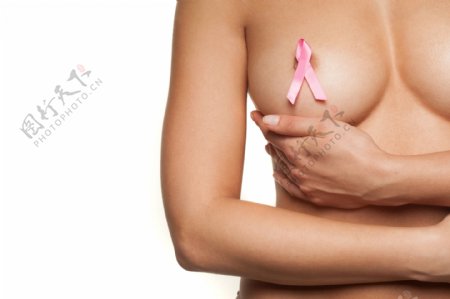 女性乳房与粉红色丝带图片