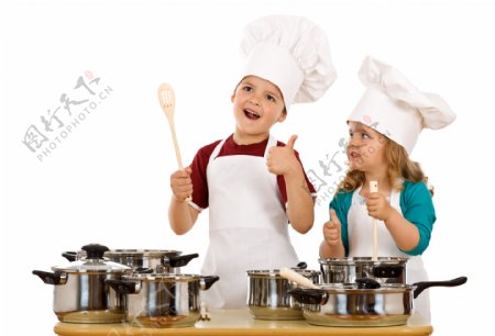 做饭的两个小孩图片