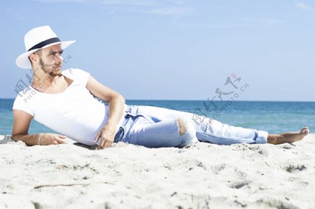 沙滩上的牛仔裤模特图片