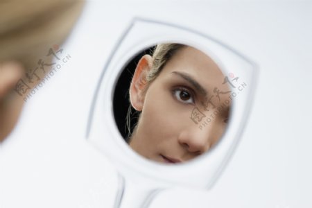 化妆镜里的大眼睛国外女人图片