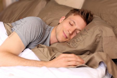 睡觉的外国男人图片