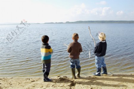 钓鱼的儿童图片