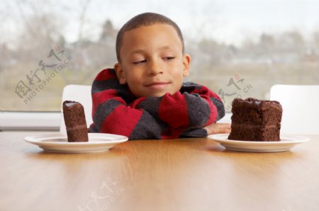 看蛋糕的小男孩图片