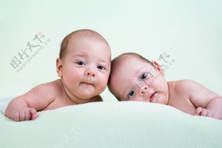 两个双胞胎婴儿图片