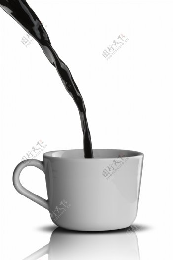 白色杯子和咖啡液体