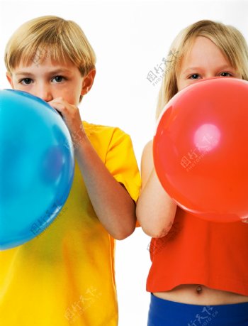 吹气球的儿童图片