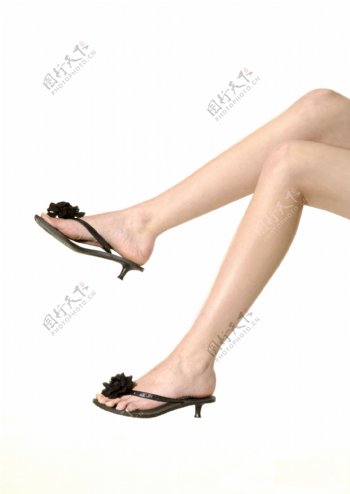 穿着黑色凉鞋的女人腿部写真图片