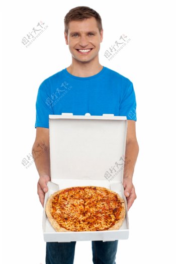 微笑拿披萨的男人图片