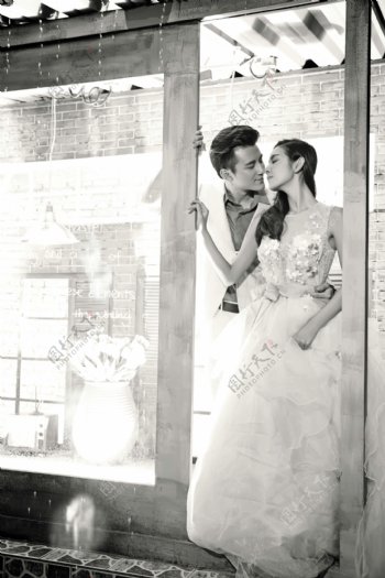 门口接吻的情侣婚纱摄影图片
