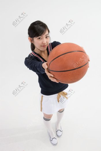 举着篮球学生图片