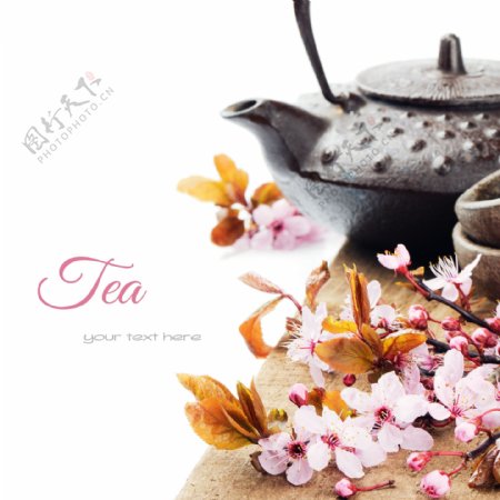 桌子上的茶壶和鲜花