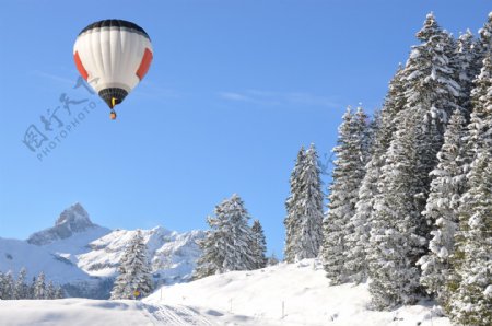 雪山风景与热气球图片