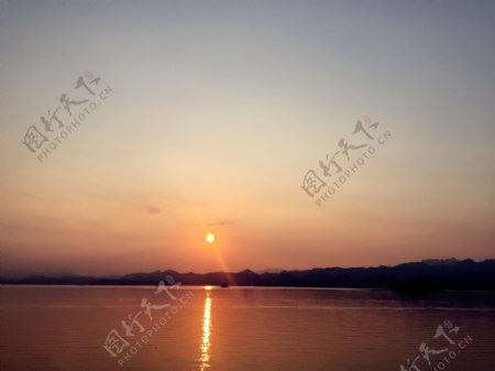 唯美湖边日落风景图片