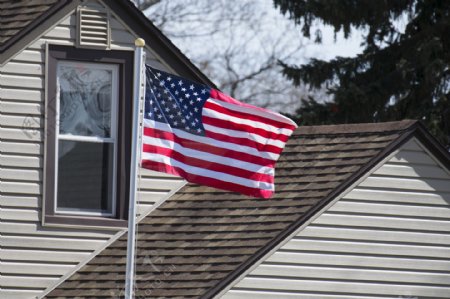 房子与美国国旗图片