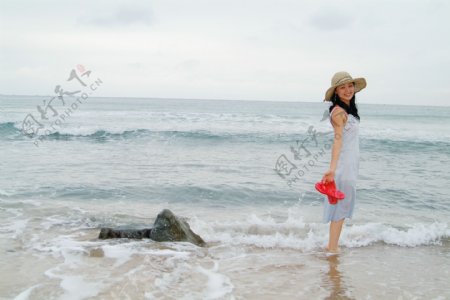 海边玩耍的美女图片