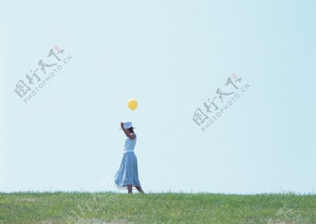 手举气球的女人图片