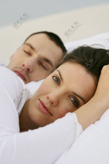 躺在床上的夫妻图片