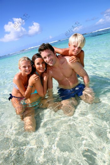 沙滩浅水中的一家人图片