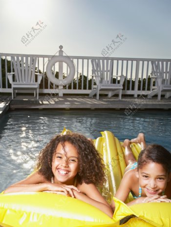 游泳的快乐儿童图片