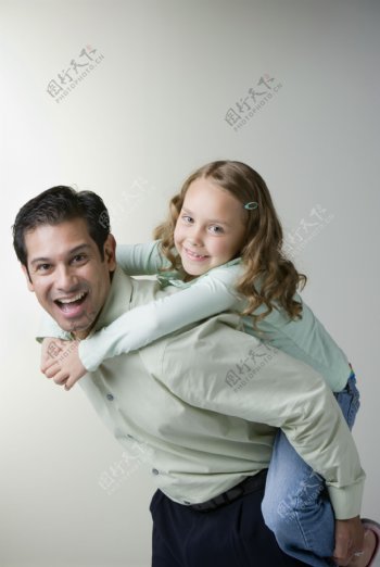 开心的两父女图片