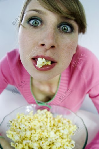 吃爆米花的女人图片
