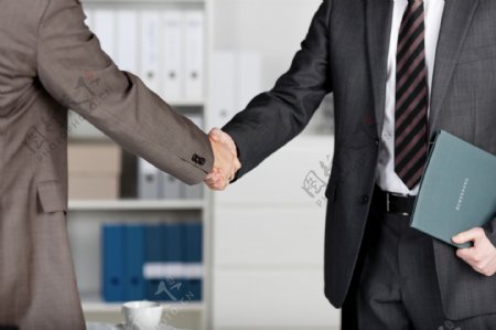 握手的商务男人图片