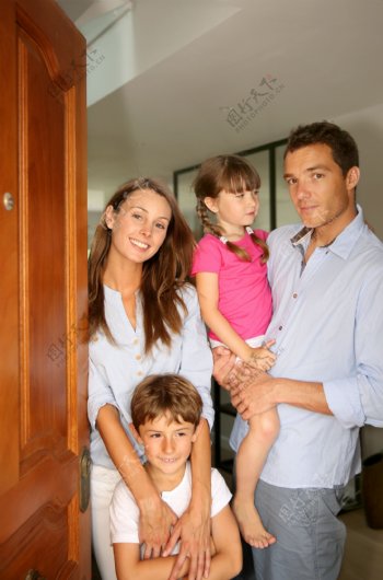 站在门口的一家人图片