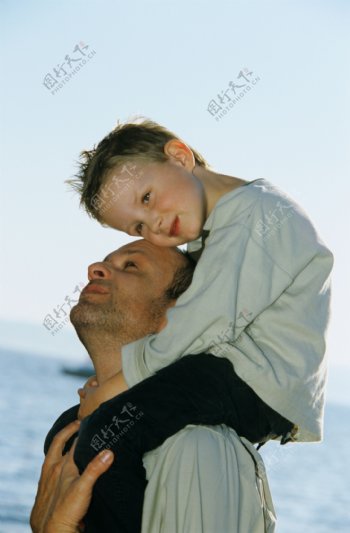 坐在父亲肩膀上的儿童图片
