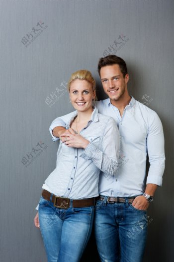 穿牛仔裤衬衫的夫妇图片
