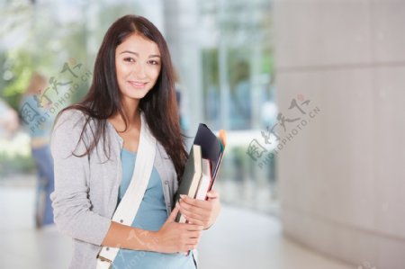 抱着书本的美女大学生图片