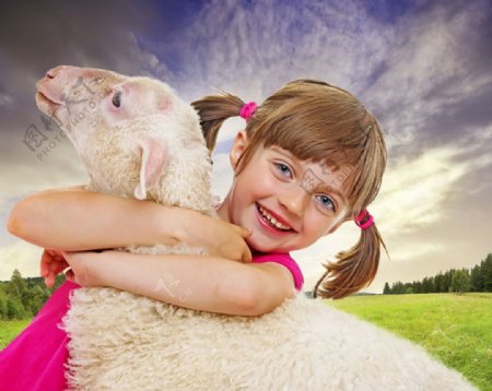抱着羊的女孩图片