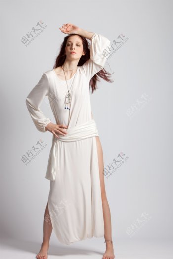 穿白色连衣裙的美女02图片