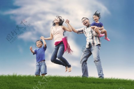 草地上跳跃的一家人图片