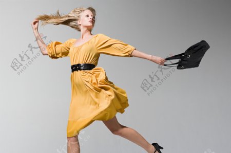 手提皮包奔跑的外国女人图片图片
